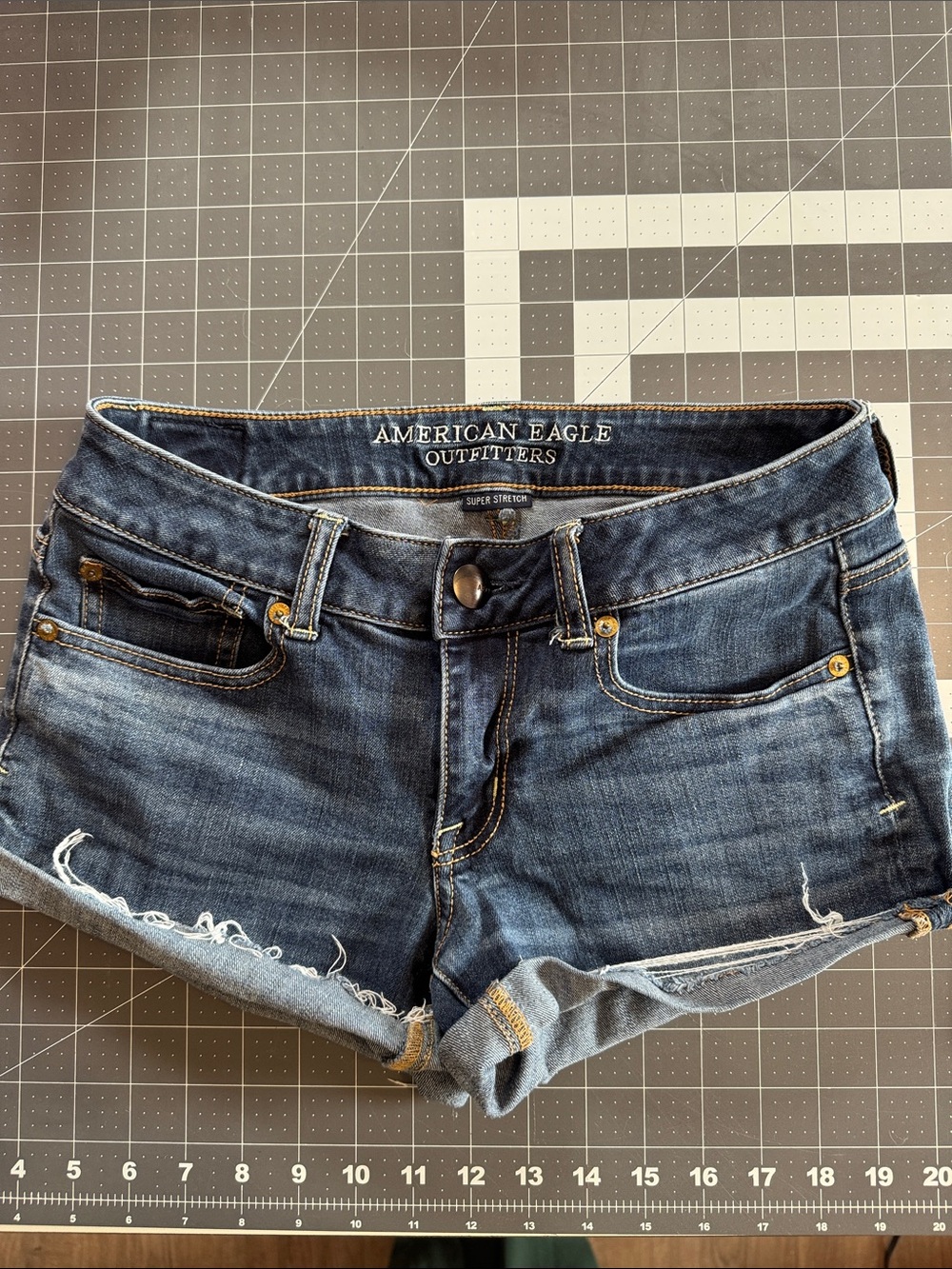 American Eagle Low Rise Shortie Shorts Size 4 Medium Wash #521